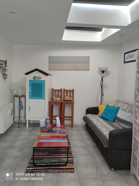 Top performing Airbnb: A peaceful haven in this cozy studio. in Sangatte