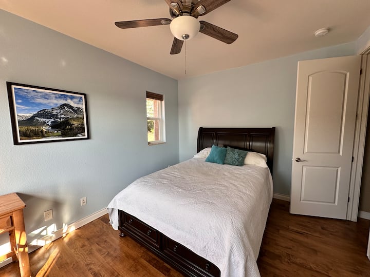 Легло в стил шейна с меки бамбукови чаршафи и шалте отгоре.  В гардероба има допълнителни одеяла, ако имате нужда от тях. 