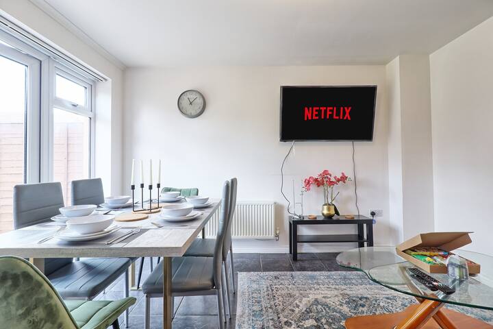 Monthly Disc Basildon 4 Bedrooms 2.5 Bath 8 Guests - Basildon