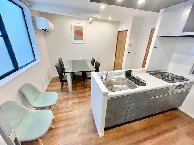 新宿の一軒家貸切/90㎡/駐車場付/3寝室・7ベッド/東新宿駅徒歩9分/新宿・渋谷・原宿エリア gallery image 2