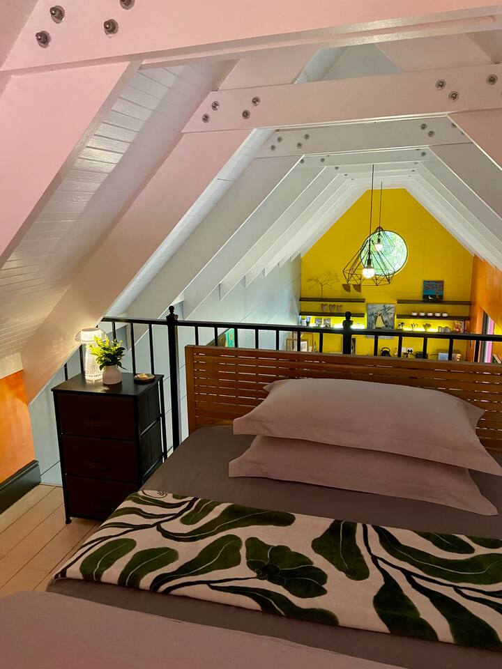 Cama tamaño queen. Almacenamiento de ropa. Vistas al salón de invitados y al jardín. 