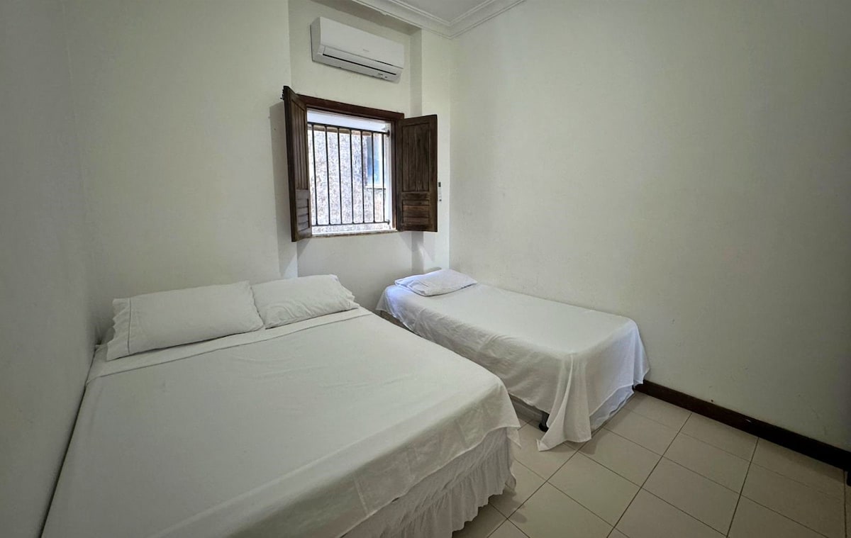 2号房，配备双人床、单人床、空调、存放衣物的地方、床上用品和衣架。