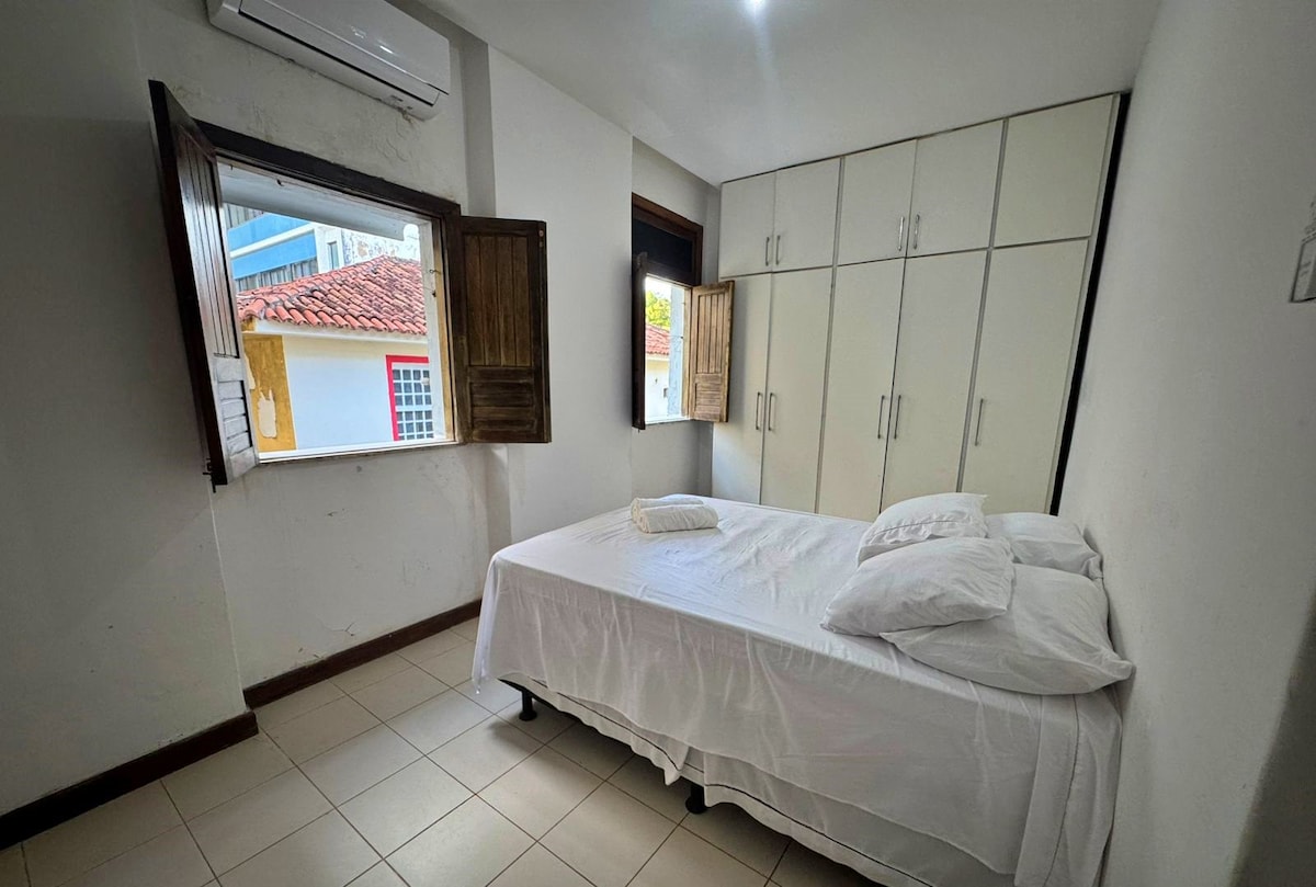 1号卧室，配备独立卫生间、双人床、空调、存放衣物的地方、床上用品和衣架。