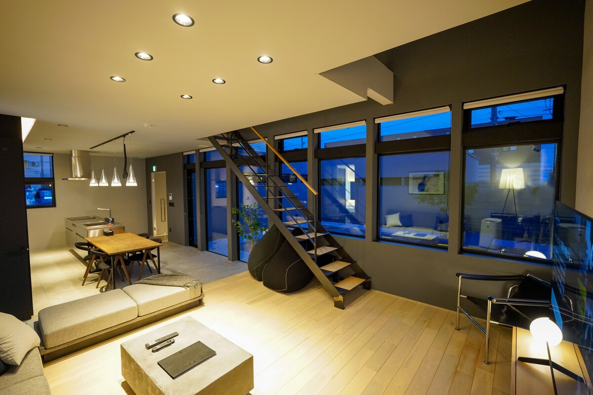 Nos relajaremos contigo en la espaciosa sala de estar.
Hay dos grandes Yogibos, por lo que puedes relajarte y ver videos en el televisor de pantalla grande de 75 pulgadas, para que definitivamente puedas disfrutarlo para todos.