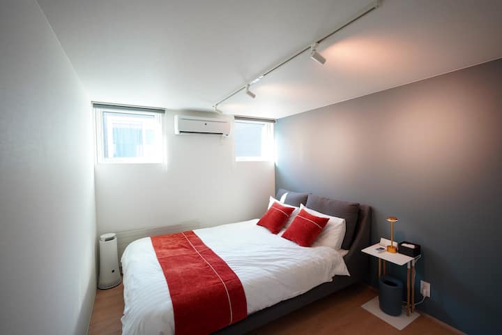 It is a bedroom that can be used by up to two people.We have introduced luxury bed frames, luxury mattresses, and high-end pillows for a comfortable sleep.
Cooling The air conditioner and panel heater also give you peace of mind.
There is also an air purifier, so you can rest assured even if you are sensitive to dust.
The pillow side table has a hub that can charge any device, so it is useful.