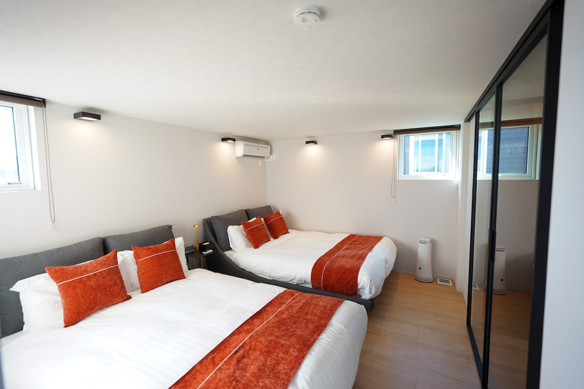 Es un dormitorio principal que puede ser utilizado por hasta 4 personas.Presentamos marcos de cama de lujo, colchones de lujo y almohadas de alta gama para un sueño cómodo.
Refrigeración El aire acondicionado y el calentador del panel también te dan tranquilidad.
También hay un purificador de aire, por lo que puedes estar seguro incluso si eres sensible al polvo.
Hay un centro en la mesa auxiliar junto a la almohada que puede cargar cualquier dispositivo, por lo que es útil.