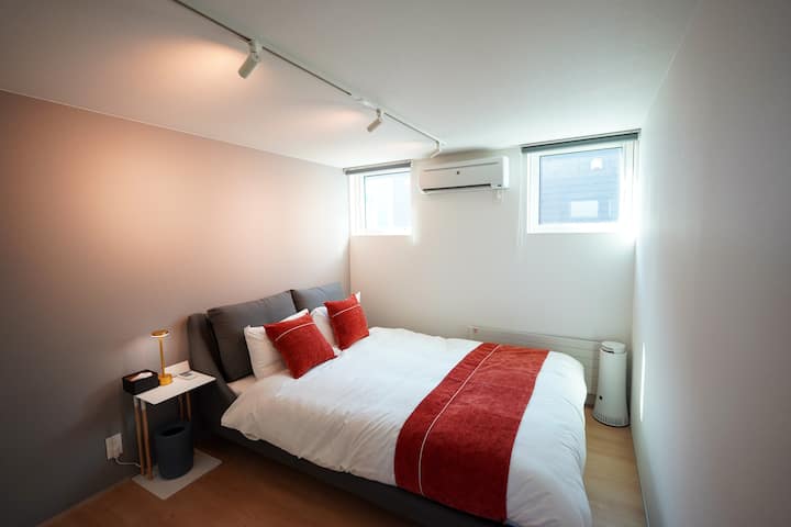 It is a bedroom that can be used by up to two people.We have introduced luxury bed frames, luxury mattresses, and high-end pillows for a comfortable sleep.
Cooling The air conditioner and panel heater also give you peace of mind.
There is also an air purifier, so you can rest assured even if you are sensitive to dust.
There is a hub on the side table by the pillow that can charge any device, so it is useful.