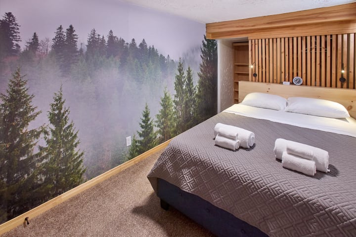 Dormitorio doble tamaño queen en la planta baja.