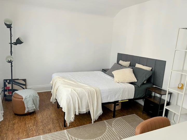 Private room, Queen bad, A/C with controller, Heater, Window Blinds, Dedicated Work Space, Walk-in closet, Adjustable desk, Additional Monitor. 
Cozy and comfy room.    