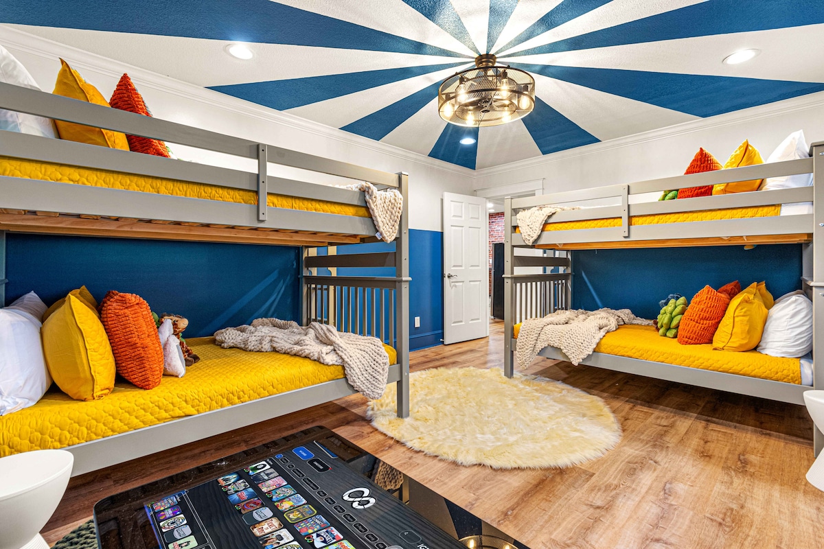 Përjeto magjepsjen e dhomës sonë magjike të krevatit në katin e poshtëm, të projektuar për të magjepsur imagjinatën e fëmijëve dhe të të rriturve. Me dy krevate marinarë me madhësi të plotë, mund të flenë deri në 8 vizitorë.