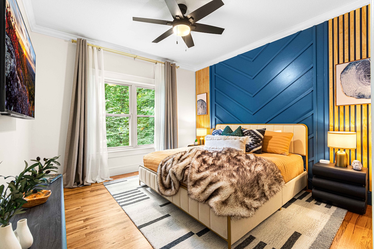 Relaksohu me stil në dhomën e tretë të gjumit në katin kryesor, e cila ka një krevat dopio "king" me dekor modern dhe çarçafë luksozë.