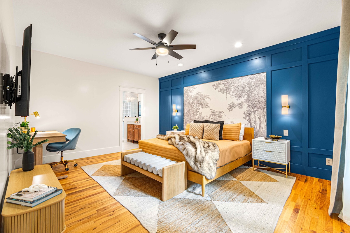 Dhoma kryesore e gjumit në katin kryesor ofron një tavolinë pune të rehatshme dhe televizor me ekran të sheshtë 55 inç, të përsosura si për produktivitet ashtu edhe për argëtim.