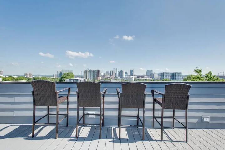 Spacious Pet Friendly Pad. GIANT Rooftop/City View gallery image 3