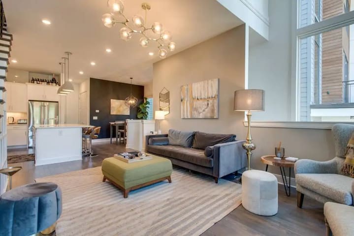 Spacious Pet Friendly Pad. GIANT Rooftop/City View