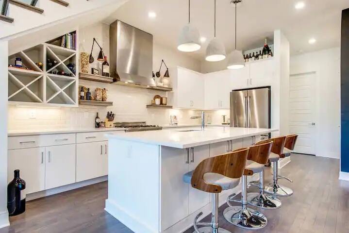 Spacious Pet Friendly Pad. GIANT Rooftop/City View gallery image 5