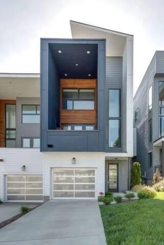 Spacious Pet Friendly Pad. GIANT Rooftop/City View gallery image 2