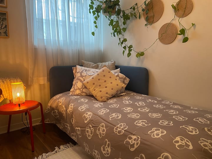 Მყუდრო მესამე საძინებელი ორადგილიანი საწოლით.