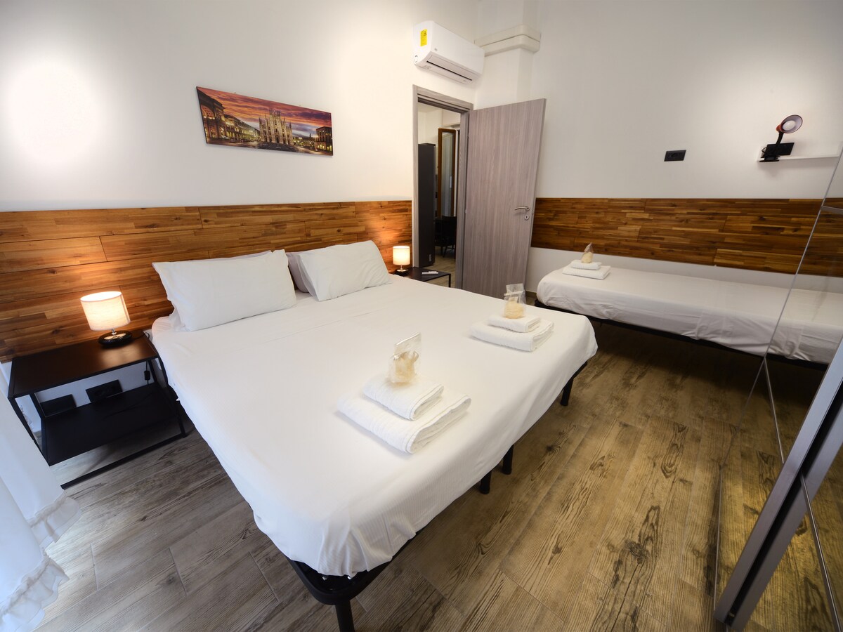 غرفة النوم الرئيسية. 

سرير مزدوج

سرير فردي.

إمكانية الحصول على 3 أسرّة مفردة عند الطلب في وقت الحجز.