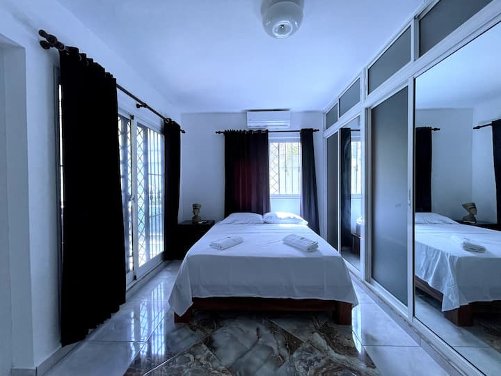 Tretia izba má tiež priestrannú skriňu, nočný stolík, inteligentnú televíziu, klimatizáciu, výhľad na dvor domu a stojaci ventilátor.