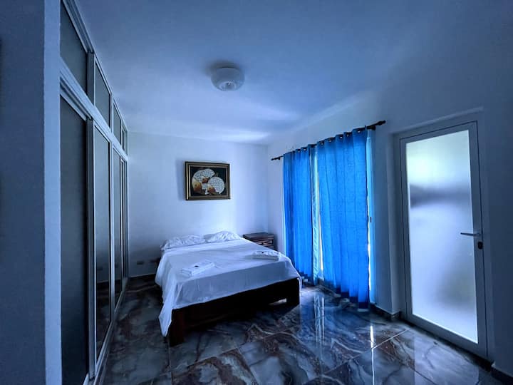 V druhej izbe bola manželská posteľ, nočný stolík a priestranná skriňa, kde nájomníci môžu používať 5 bidielkov.