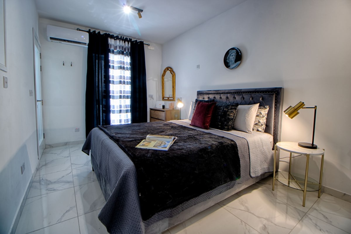 Двойно двойно легло със самостоятелна баня, климатик, скрин и гардероб с 3 врати 