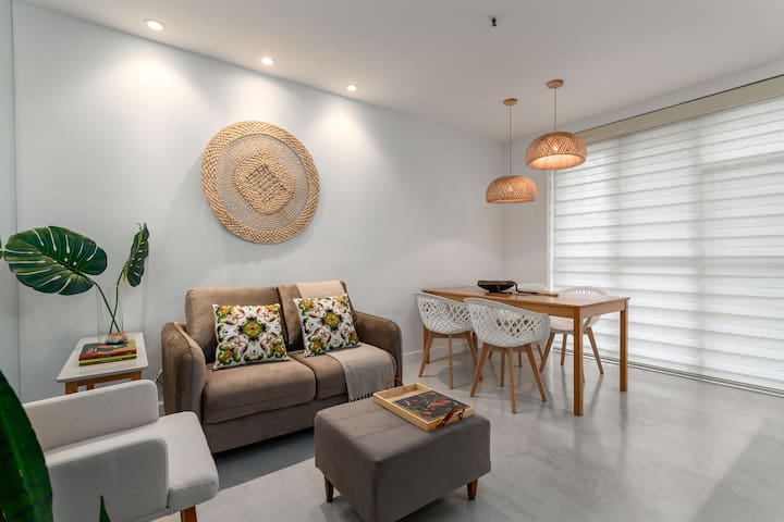 Lindo flat 2 qts, piscina, academia e serviços