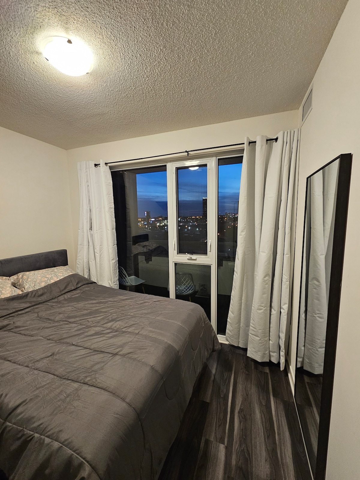 Dhomë gjumi e madhe me krevat dopio "queen" dhe pamje nga qyteti