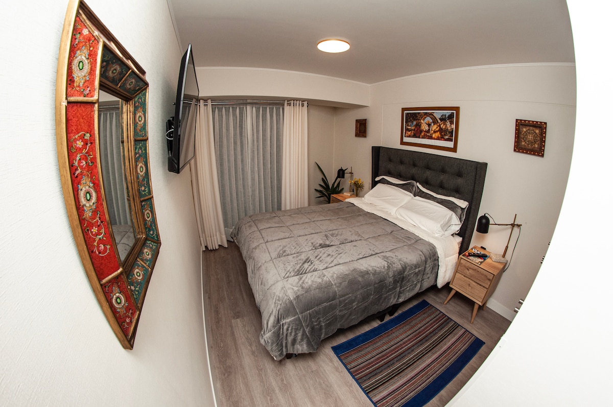 ห้องนอนที่สะดวกสบายพร้อมเตียงควีนไซส์มองเห็นระเบียงพร้อมวิวที่ยอดเยี่ยมของศูนย์กลางทางประวัติศาสตร์ของบาร์รันโก มีทีวีตู้เสื้อผ้าขนาดใหญ่ การตกแต่งเป็นแบบนีโอคลาสสิกที่มีรูปถ่ายของตัวเองและเป็นผู้ชนะของ Concurso Remiraflores "Parque del Amor" 