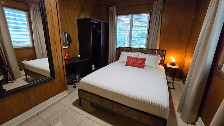 Habitación principal con cómoda cama tamaño Queen. Incluye almohadas adicionales, sábanas y frisas. También proporcionamos tapones para oídos sin costo adicional.