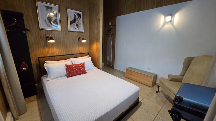 Habitación con cómoda cama tamaño Queen. Incluye almohadas adicionales, sábanas y frisas.