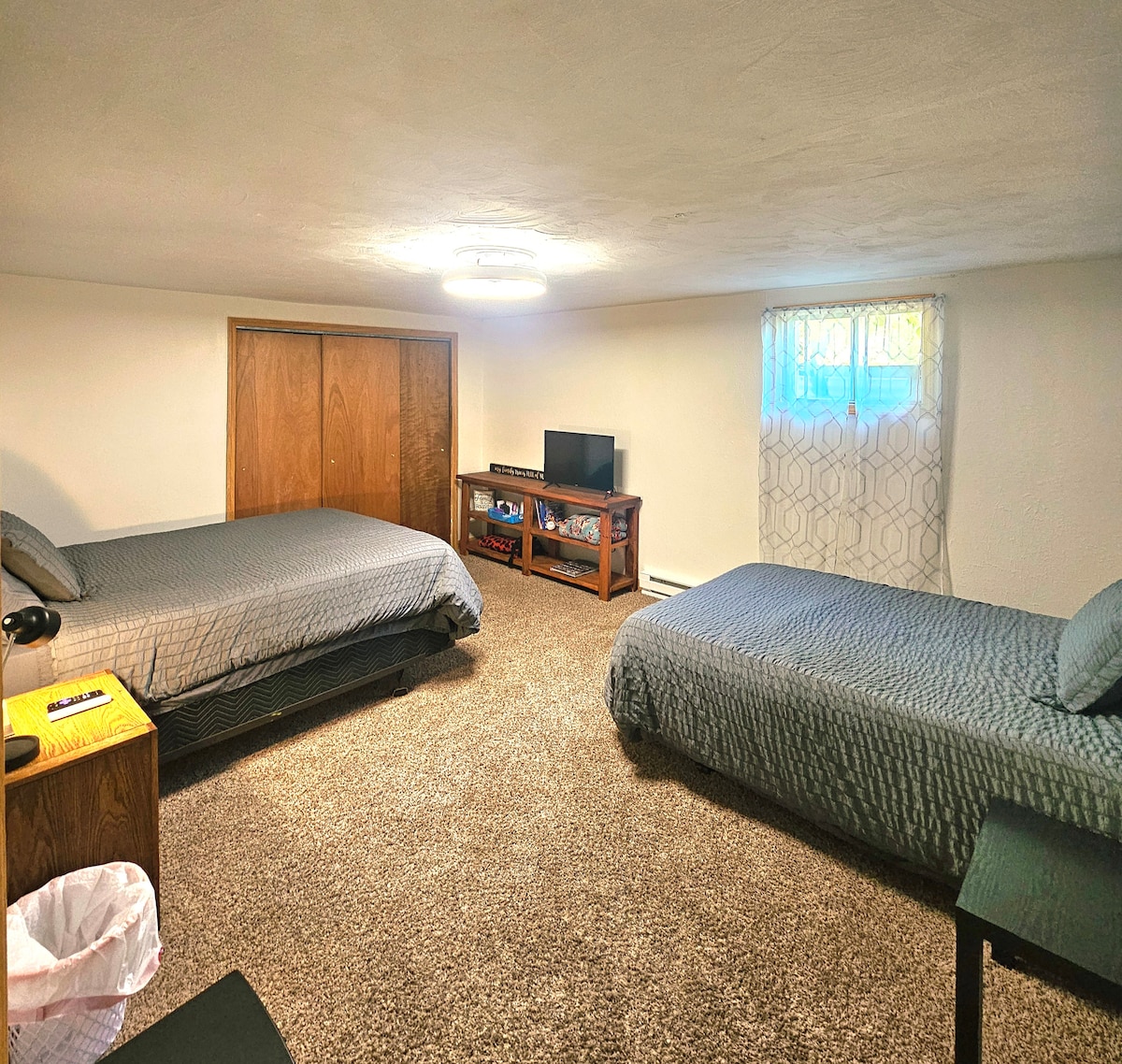 Dormitorio equipado con 1 cama tamaño queen y 1 cama completa. 
