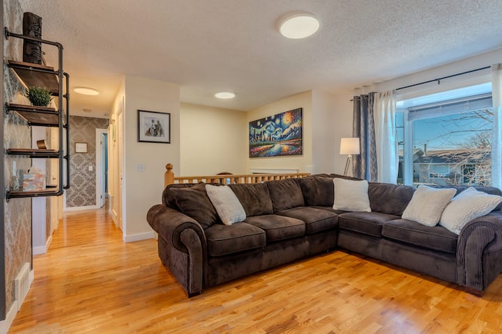 4br Family Home| Pet-friendly | Kids Playroom+yard - Airdrie