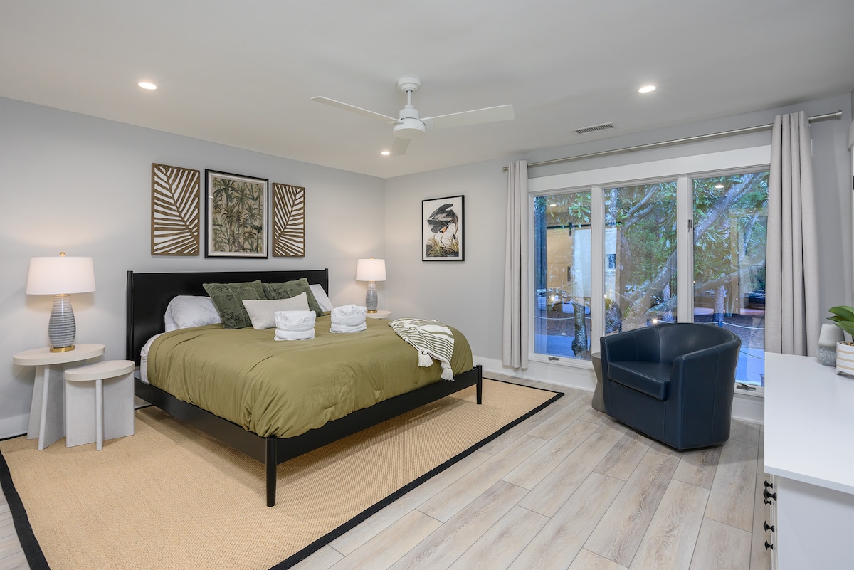 Главна спална соба: светла и пространа со живописен декор, совршена за спокојни ноќи и освежувачки утра во ниските предели!