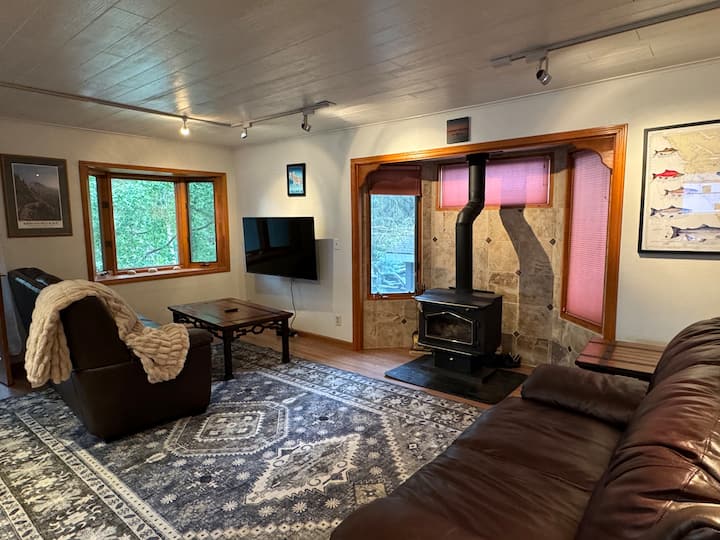 Bright & Airy 3 Bed, 2 Bath - Near Airport - Anchorage, AK