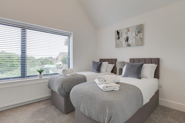 2 ერთადგილიანი საწოლი, რომელიც შეიძლება გადაკეთდეს 1 დიდი ზომის, საწოლთან მდგარი მაგიდა, ლამპა, გარდერობი და საწოლის დამატებითი სათავსო. Ცალკე სააბაზანოზე წვდომა.