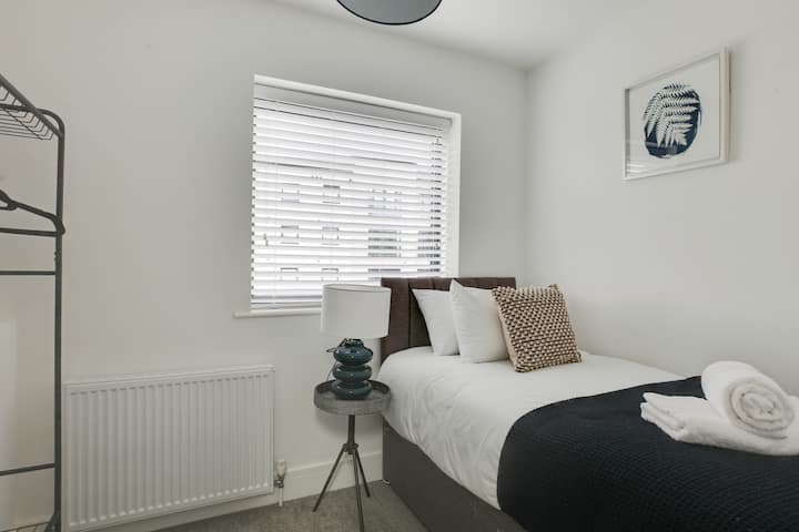 Ერთადგილიანი საწოლი, საწოლისპირა მაგიდა, ლამპა, გარდერობი და საწოლის დამატებითი სათავსო. 