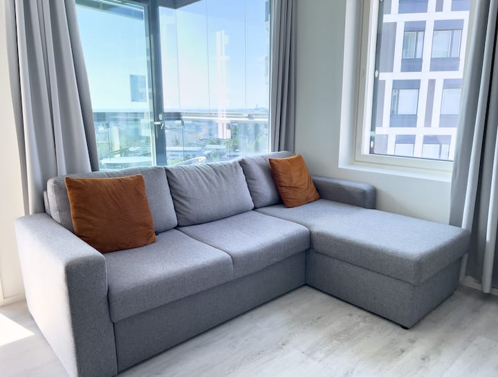 הספה בסלון יכולה לפזר את המיטה לשני אנשים. בנוסף, יש מזרן ריפוד נפרד לספה, כך שתוכלו לישון בנוחות ככל האפשר.