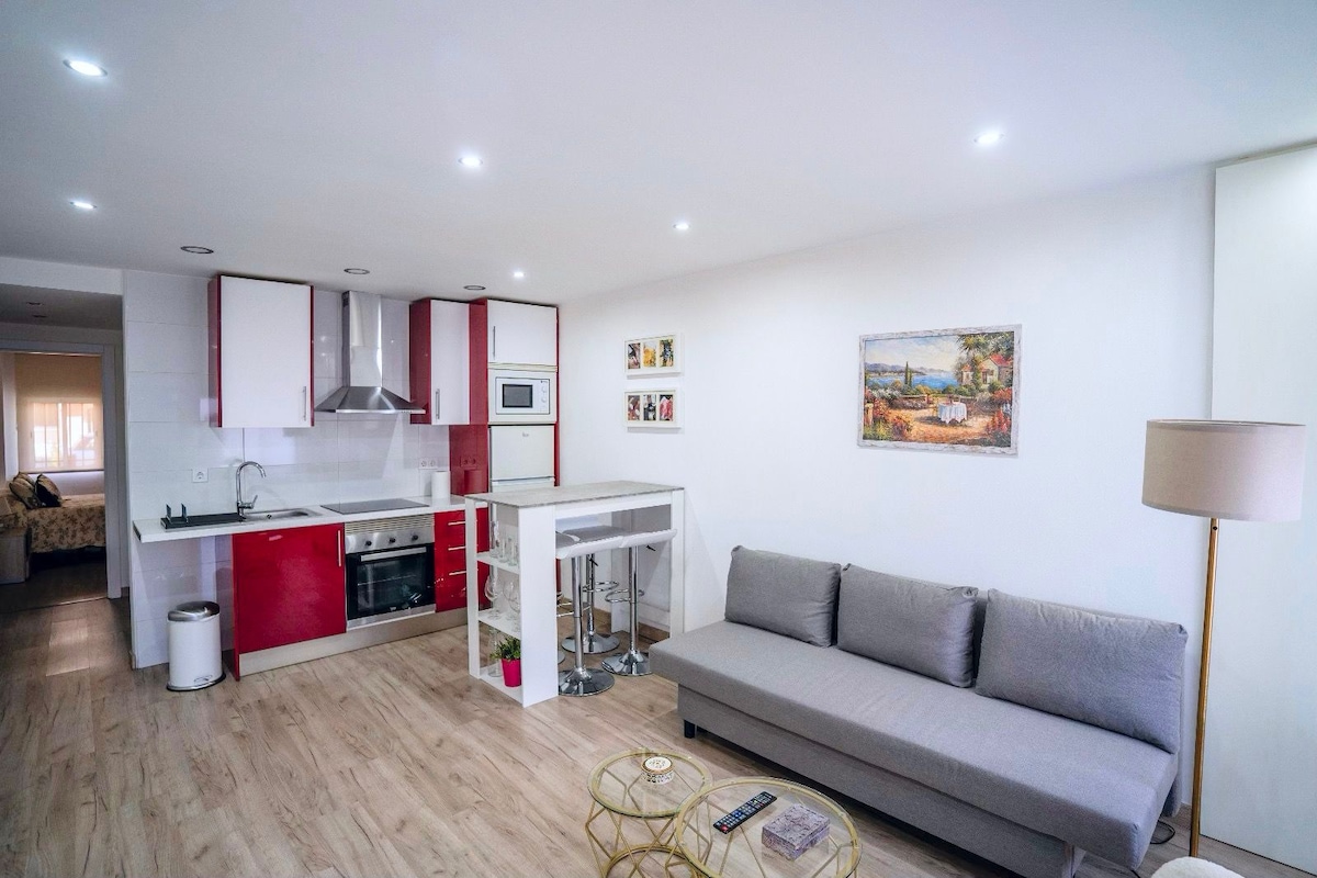 Top Airbnb: Comfy Modern Apt -10 min to Airport -Self Check-in in Barajas