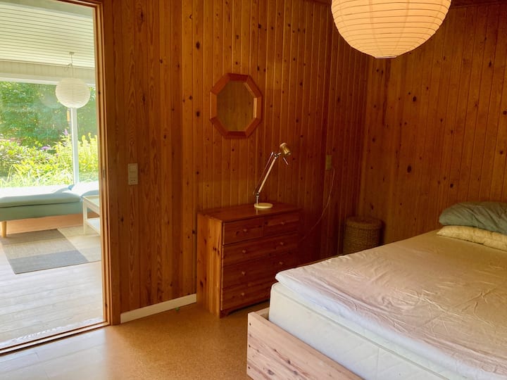 Veľká a tichá spálňa spojená s obývacou izbou. V spálni sú dve menšie komody na oblečenie. 