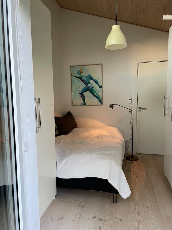 Cama de casal menor de 140 cm de largura no quarto 2 com vista direta e porta do terraço para jardim exuberante e silêncio. Terresse pequeno conectado à área