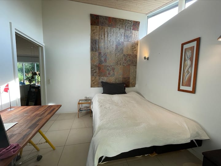 Quarto encantador com nova cama de casal de 160 cm. janelas de duas camas voltadas para o oeste e porta dupla para o lado do lago. Pássaro cantando de manhã.