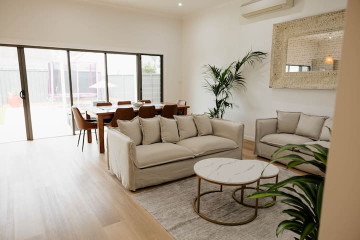 Eat Street Family Retreat– 3bed, 2bath, Playground - Newcastle