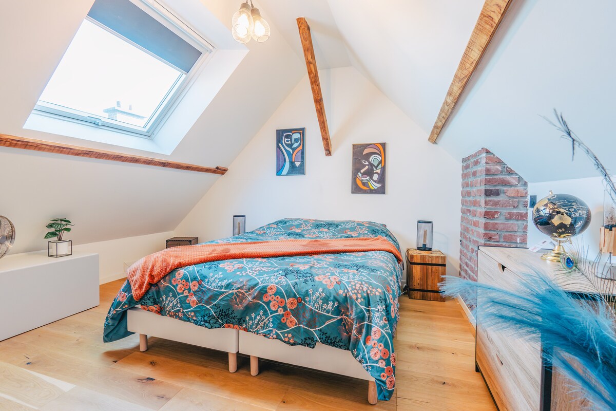 La chambre des 2 Tours avec vue sur la Cathédrale et la Tour Perret Le Velux est équipé de store occultant pour préserver votre sommeil. une chambre joyeuse, propice à la rêverie et la bonne humeur. 