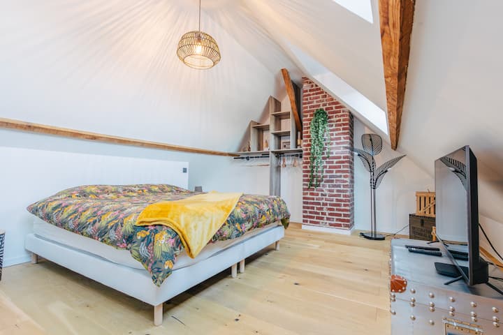 Magnifique chambre des 2 Clochers avec un lit king size qualité hôtelière. Vue sur la Cathédrale d'Amiens. Télévision avec Netfix, Coffre fort, 2 Velux avec stores occultants pour préserver votre sommeil. Penderie avec cintres et étagères. 