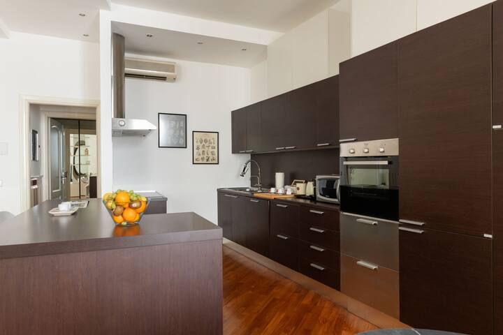Stylish 2 Bedroom Apartment close to Duomo gallery image 5