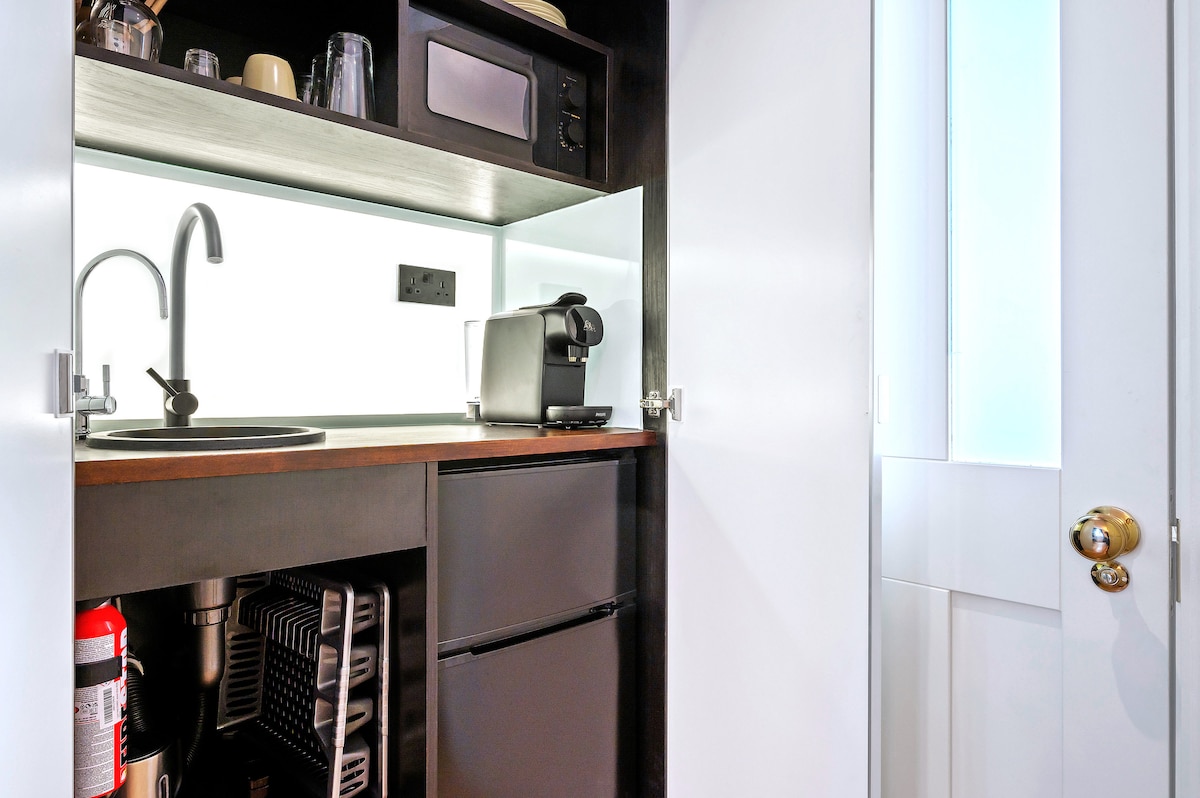 Beliebte Airbnb-Anzeige: Historic Elegance: Leicester Square Studio Retreat in City Of Westminster