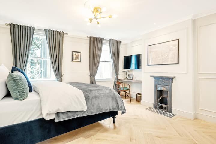 Historic Elegance: Leicester Square Studio Retreat