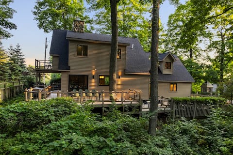 Modern vineyard villa, chef's kitchen, king suites