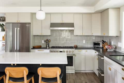 Luxury group getaway, chefs kitchen, king suites