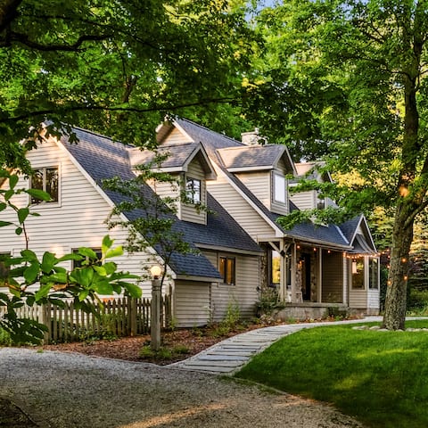 Luxury group getaway, vineyard estate, king suites